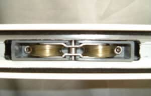 Photo showing the sliding door rolling mechanism