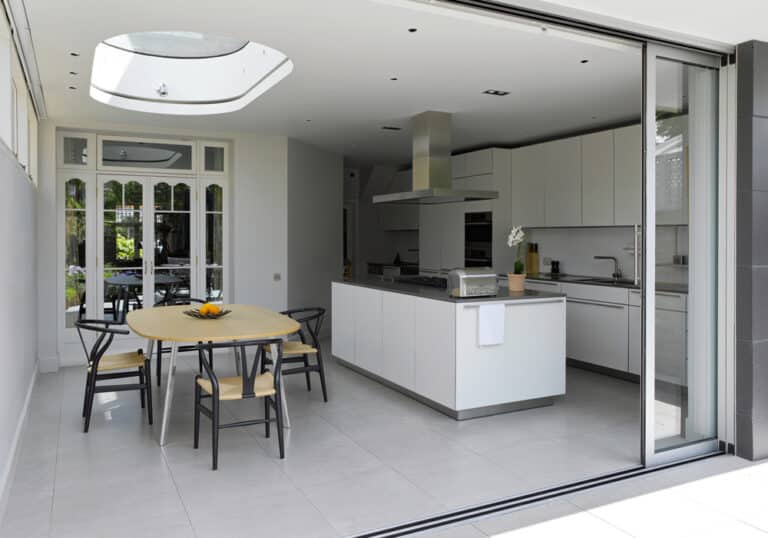 This stylish South London extension features a three-panel pocket sliding doors using theEDGE2.0 system