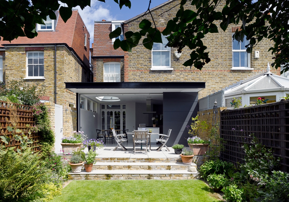 This stylish South London extension features a three-panel pocket sliding doors using theEDGE2.0 system