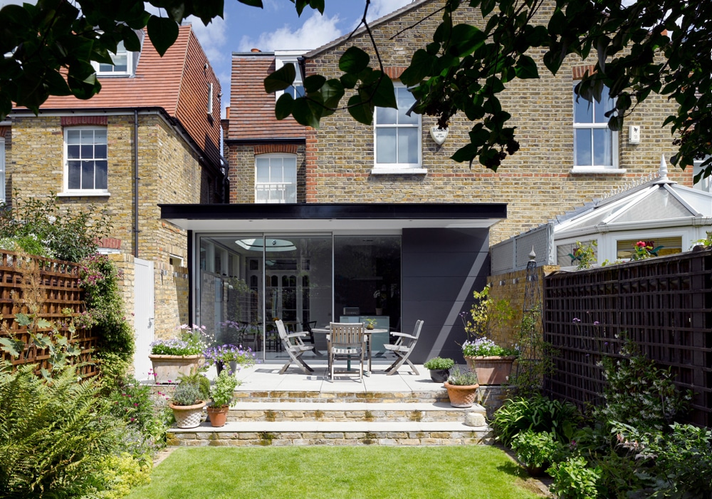 This stylish South London extension features a three-panel pocket sliding doors using theEDGE2.0 system