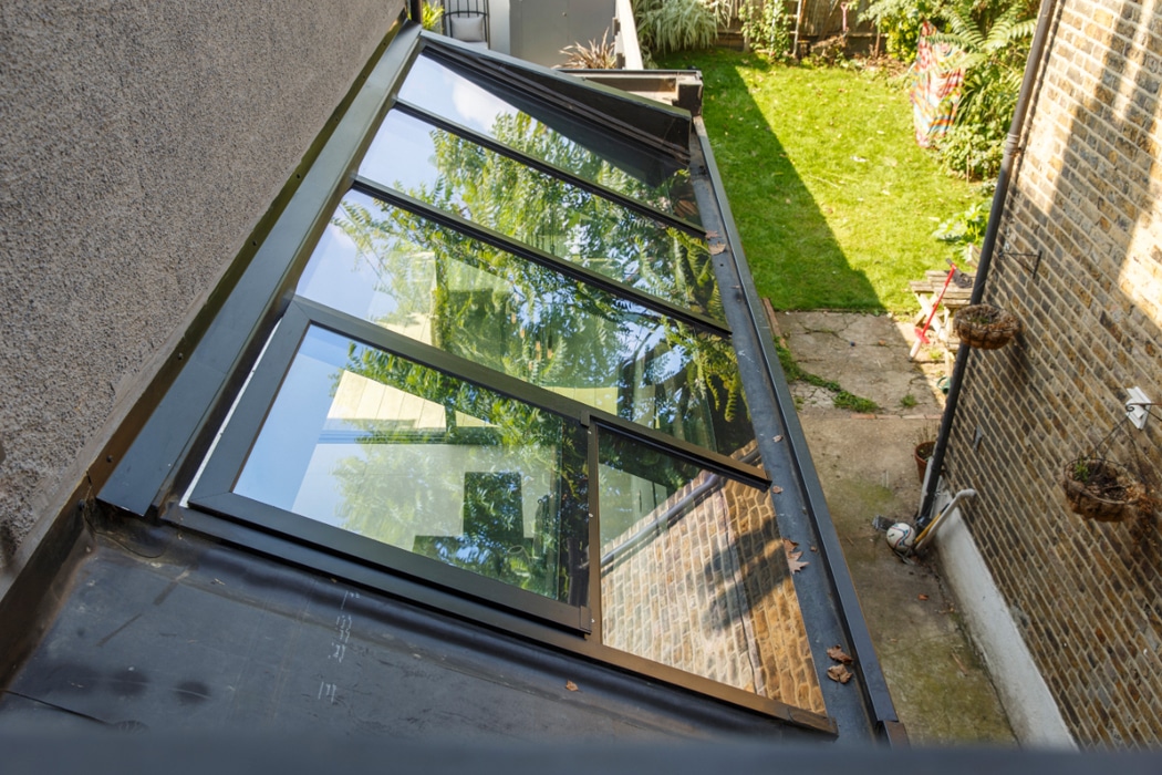 The lean-to roof features a single thermostatically controlled opening