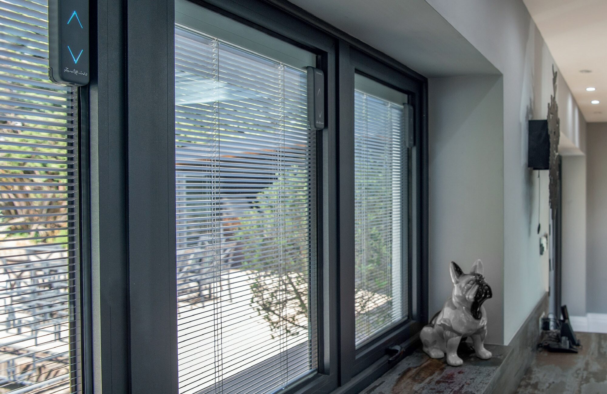 Integral blinds within glass