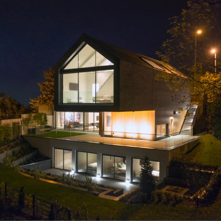 A stunning modern house in Glasgow with cantilever and six sets of theEDGE2.0 sliding doors