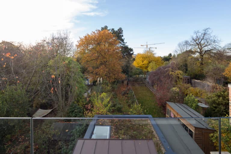 The view over the rooftops is uninterrupted thanks to the frameless glass balustrades