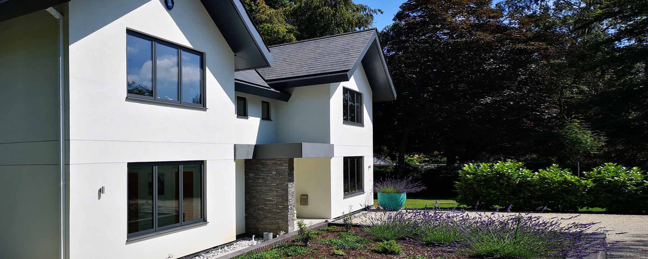 Modern house with theVISION aluminium windows and IDSystems front door